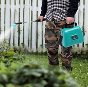 Pulvérisateur Jardin de capacité 5L, doté d'une bandoulière réglable allant jusqu'à 1,5 mètre; Avec sa baguette télescopique atteint jusqu'à 60 cm, parfaite pour les zones difficiles d'accès.